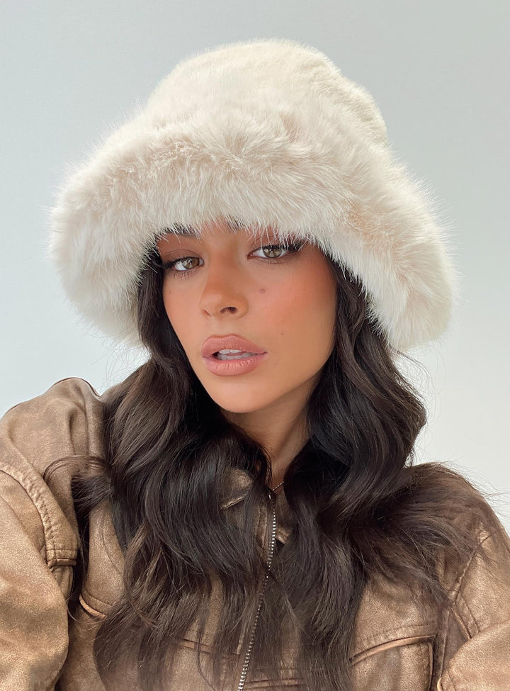 Arwen | Women’s faux fur plush bucket hat