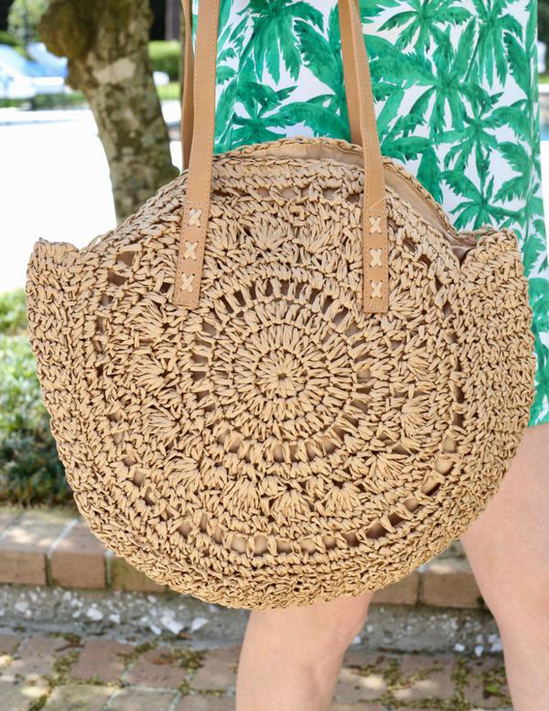 Janeth | Women’s handmade round straw tote bag with zipper closure
