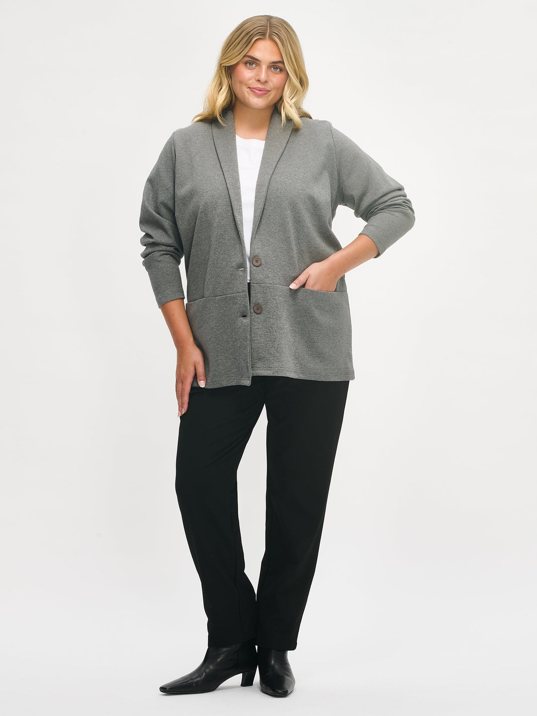 Sabie | Women’s classic knit button blazer