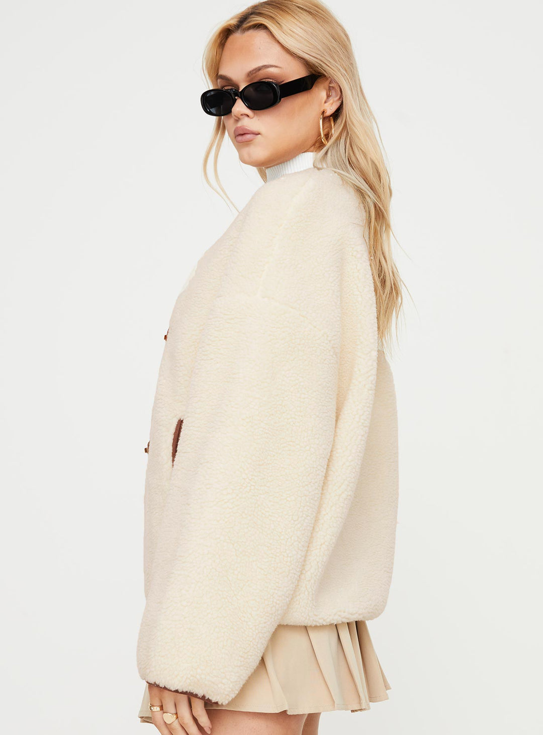 Joeylyn | Women’s oversized teddy coat with contrast detail and clasp closure