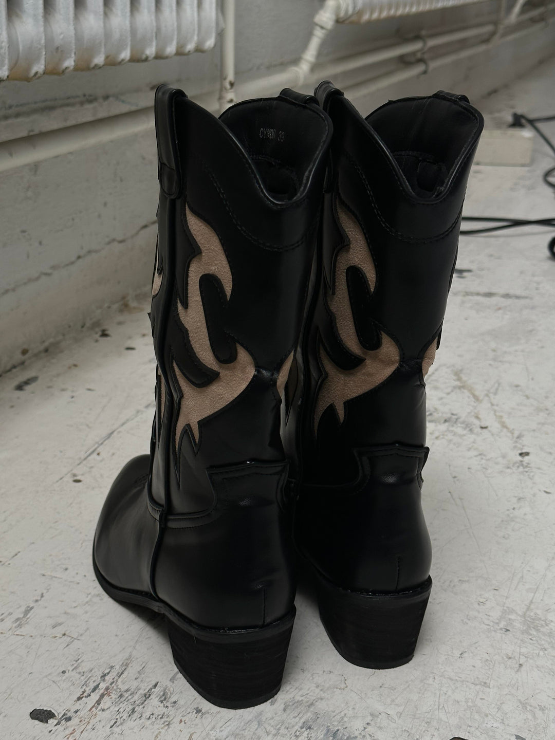 Melody | Women’s cowboy boots with beige pattern and mid-shin fit