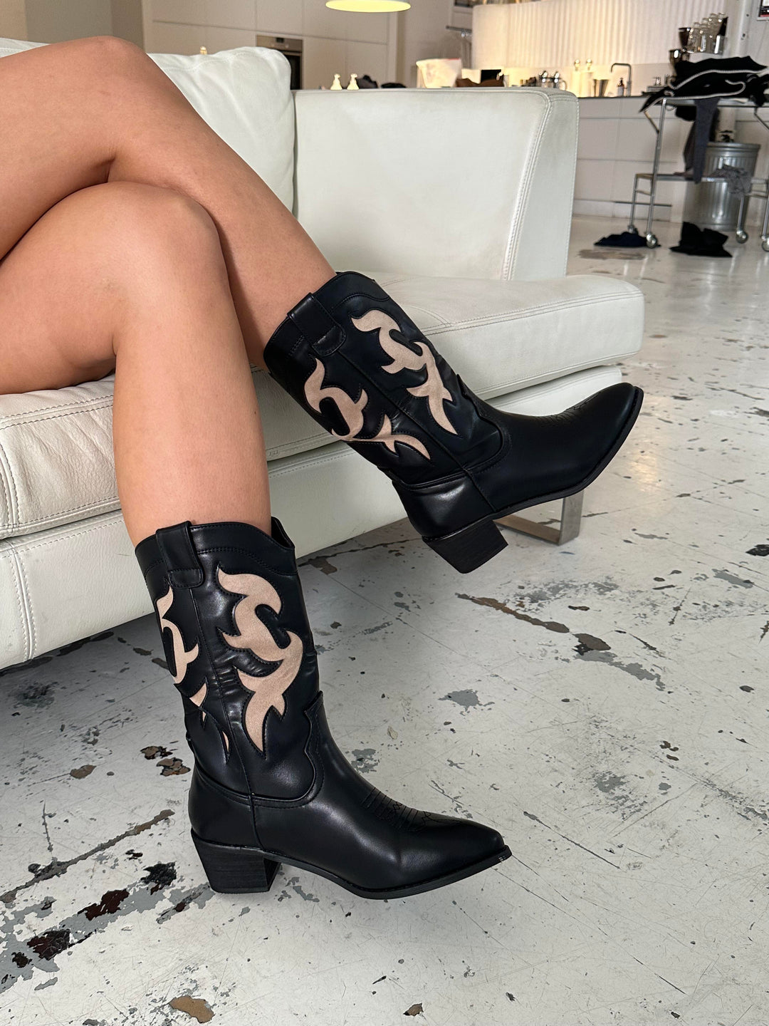 Melody | Women’s cowboy boots with beige pattern and mid-shin fit