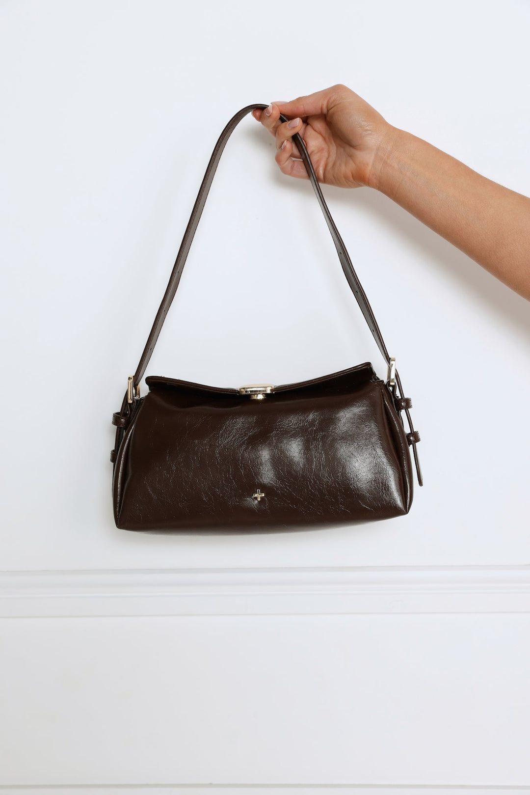 Regine | Women’s glossy shoulder bag with magnetic flap closure and gold hardware