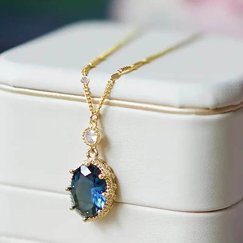 Tessa | Women’s necklace with oval gemstone pendant and gold chain