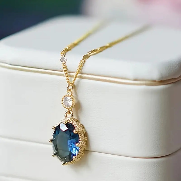 Tessa | Women’s necklace with oval gemstone pendant and gold chain
