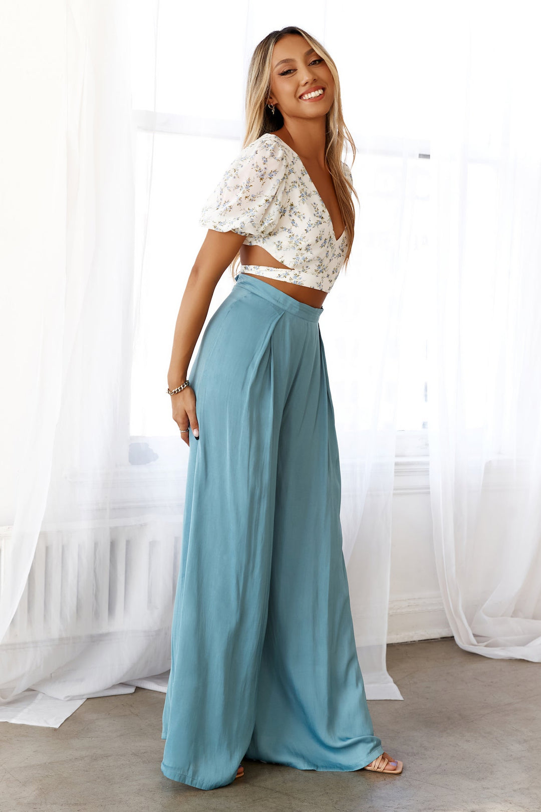 Vania | Women’s high-waisted wide-leg pants with pleated detail
