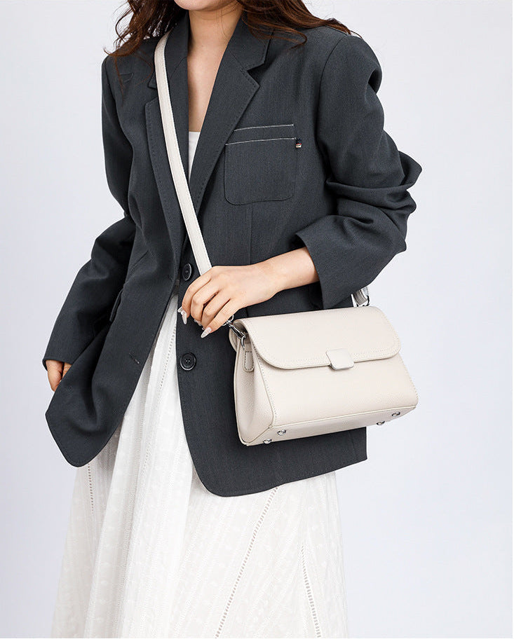 Kimmy | Women’s shoulder bag with structured design and adjustable strap