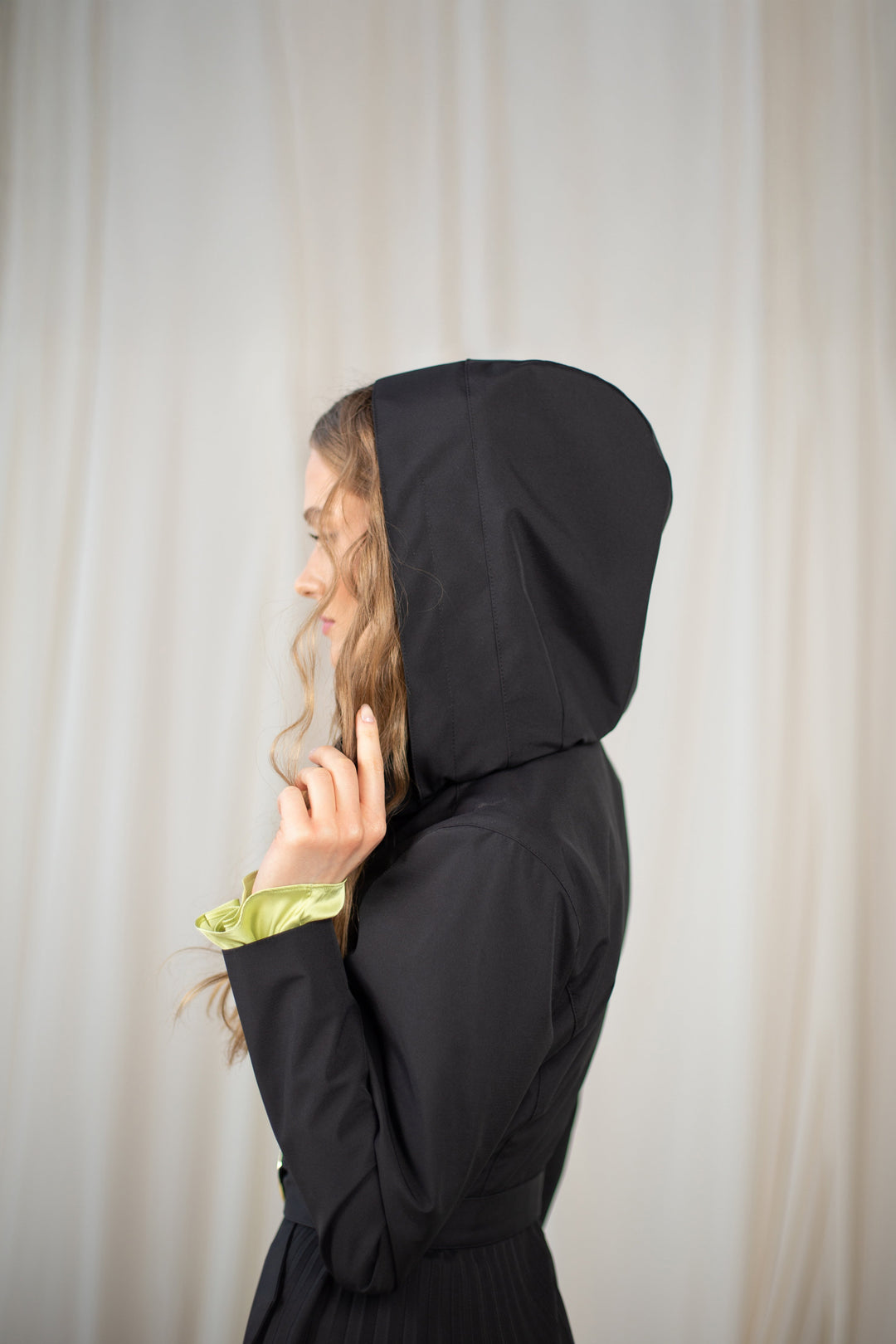 Alex | Women’s single-breasted pleated coat with detachable hood and satin lining