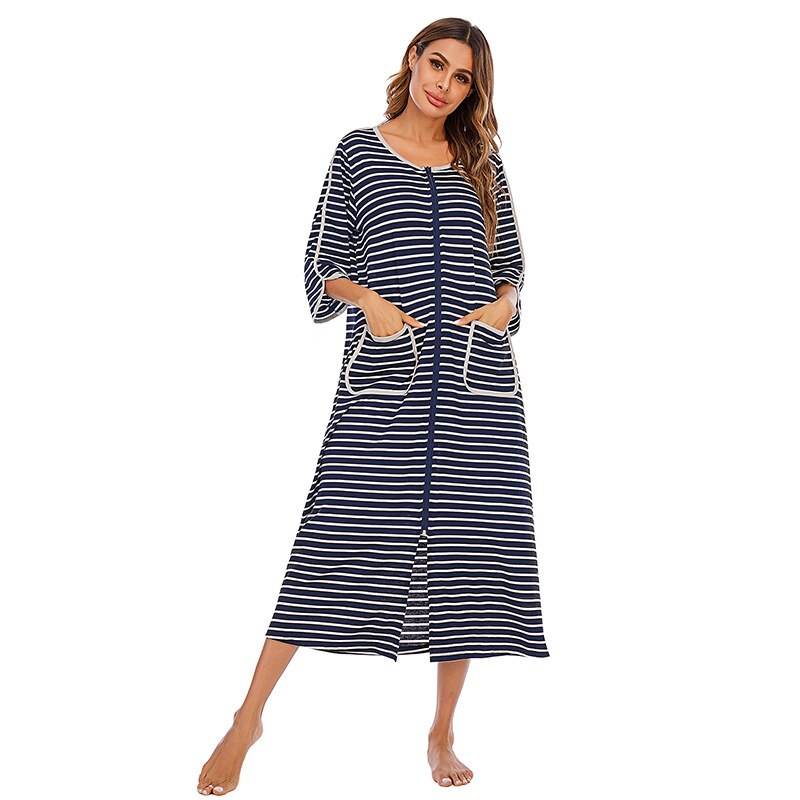 Lena | Women’s long bathrobe with hood, zipper closure and side pockets
