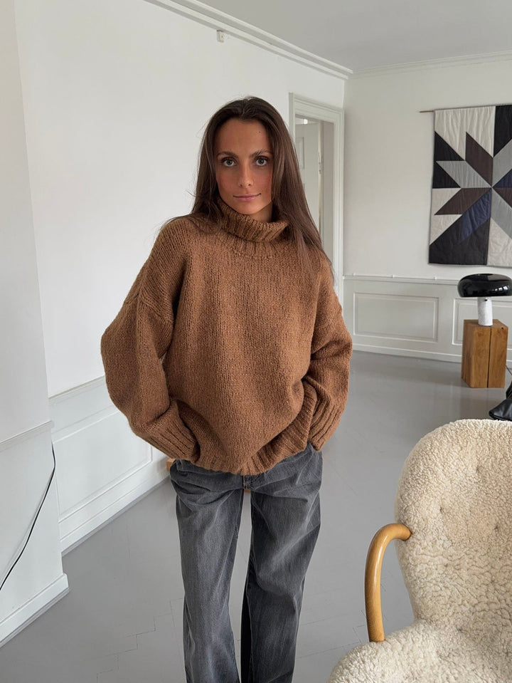 Yani | Women’s turtleneck sweater with ribbed hem design