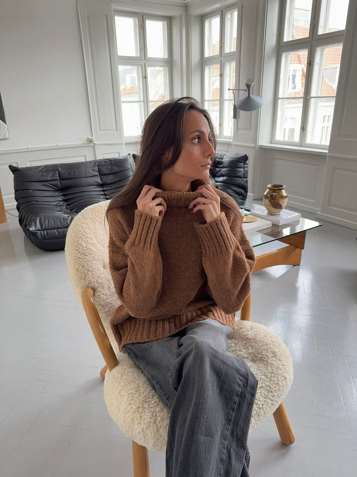 Yani | Women’s turtleneck sweater with ribbed hem design