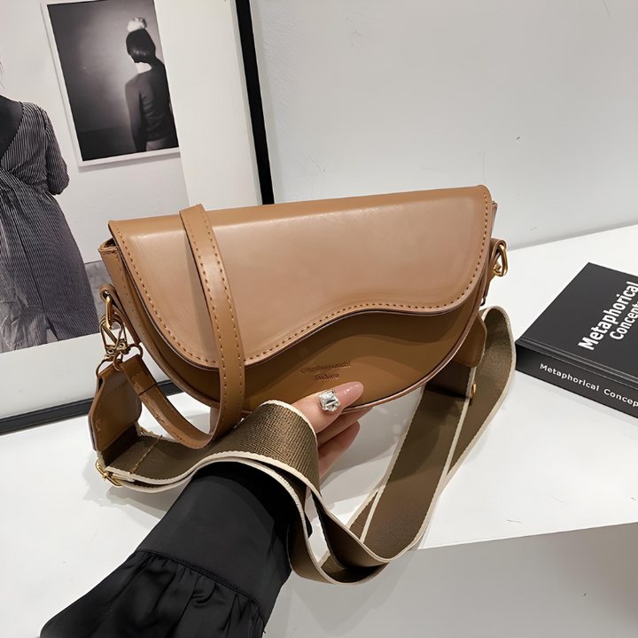 Amayya | Women's minimalist saddle bag with magnetic flap