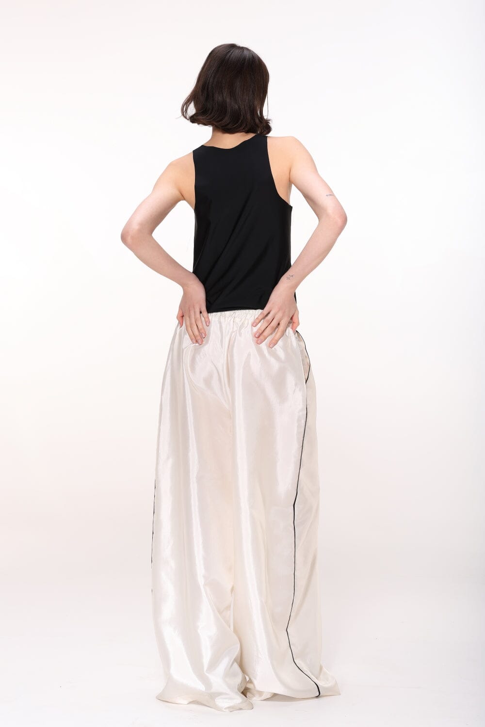 Melissa | Women’s sleeveless top with deep neckline and relaxed fit