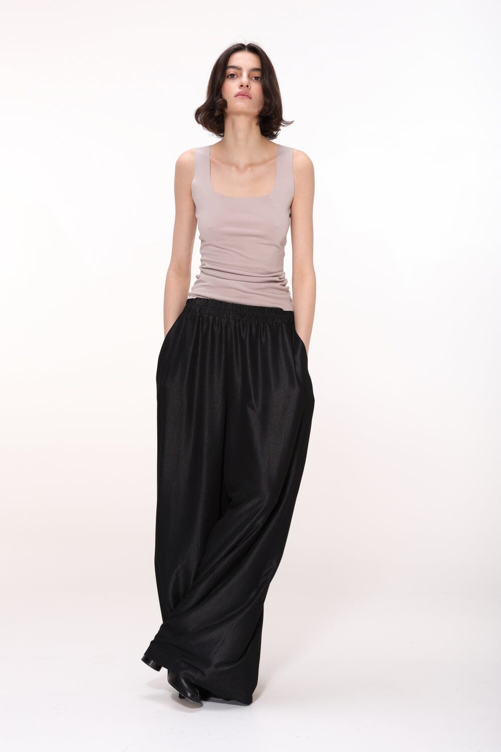 Dea | Women’s sleeveless top with square neckline and fitted cut