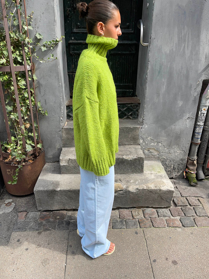 Quinn | Women’s turtleneck with ribbed hem design