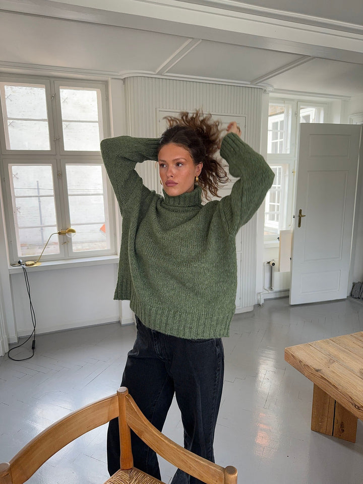 Morgan | Women’s turtleneck with ribbed long sleeve design