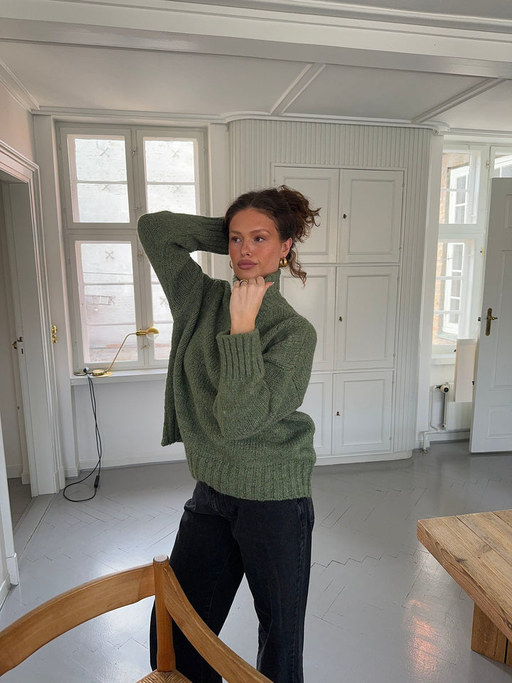 Morgan | Women’s turtleneck with ribbed long sleeve design