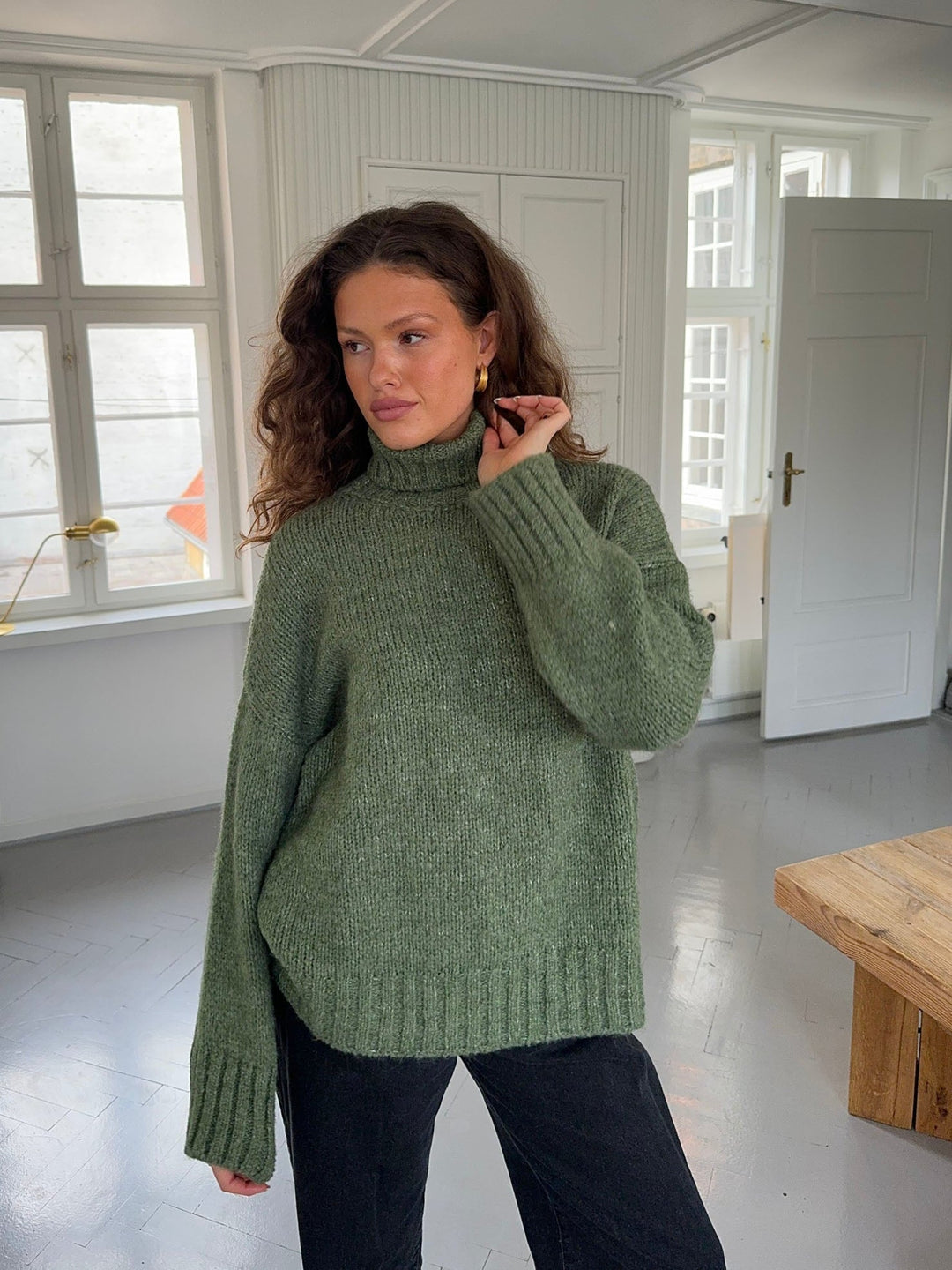 Morgan | Women’s turtleneck with ribbed long sleeve design