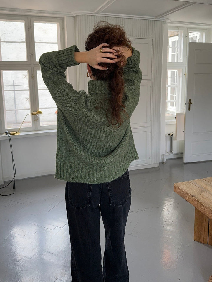 Morgan | Women’s turtleneck with ribbed long sleeve design