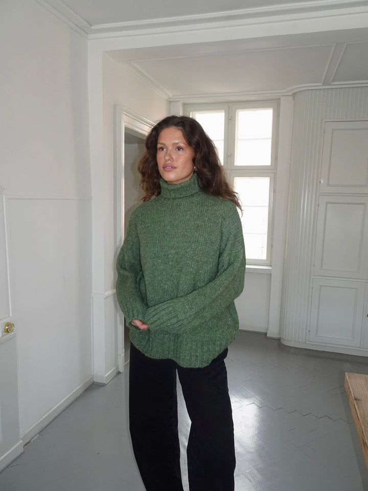 Morgan | Women’s turtleneck with ribbed long sleeve design